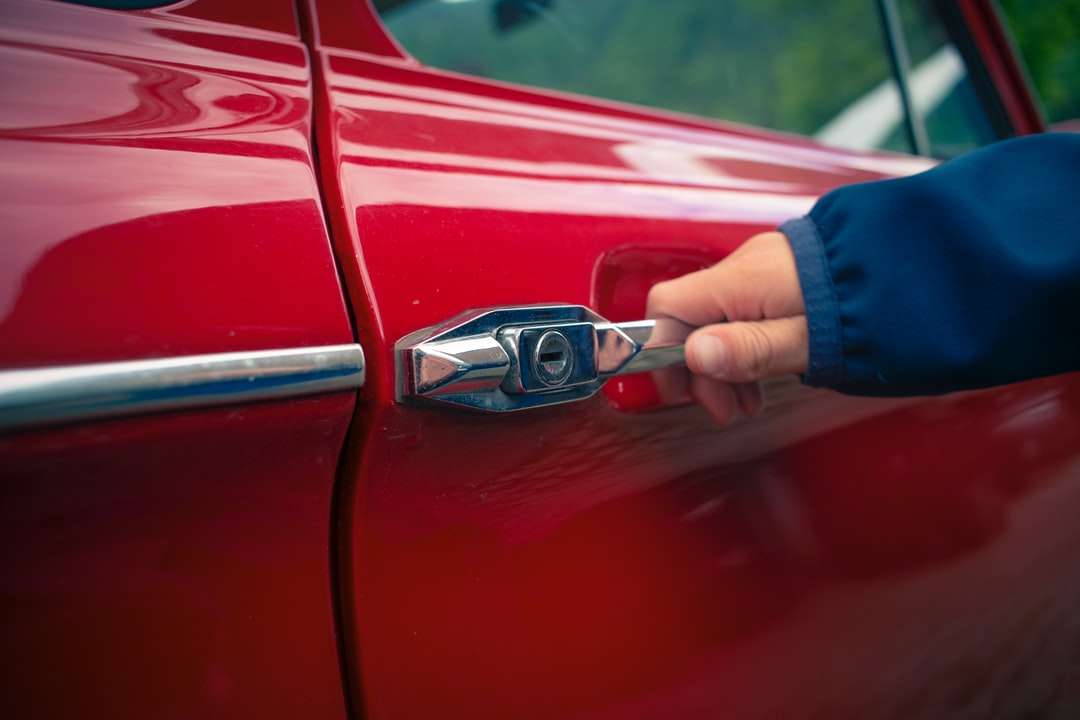 személy tartja az autó ajtaját online puzzle