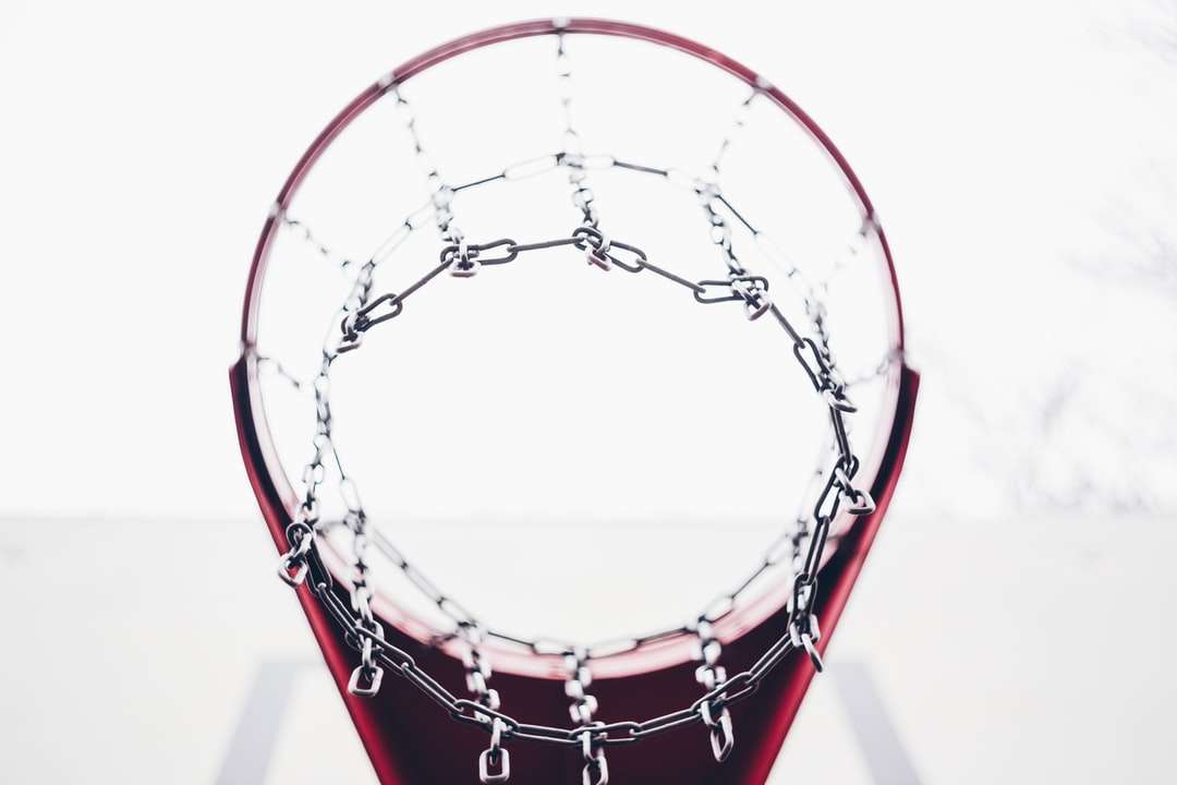 Foto des Basketballrings aus niedrigem Winkel Online-Puzzle