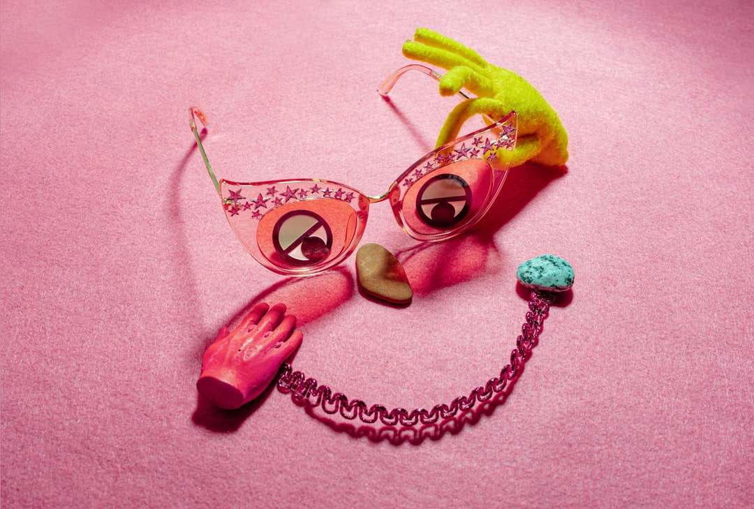 žlutozelené a růžové sluneční brýle ve tvaru srdce skládačky online
