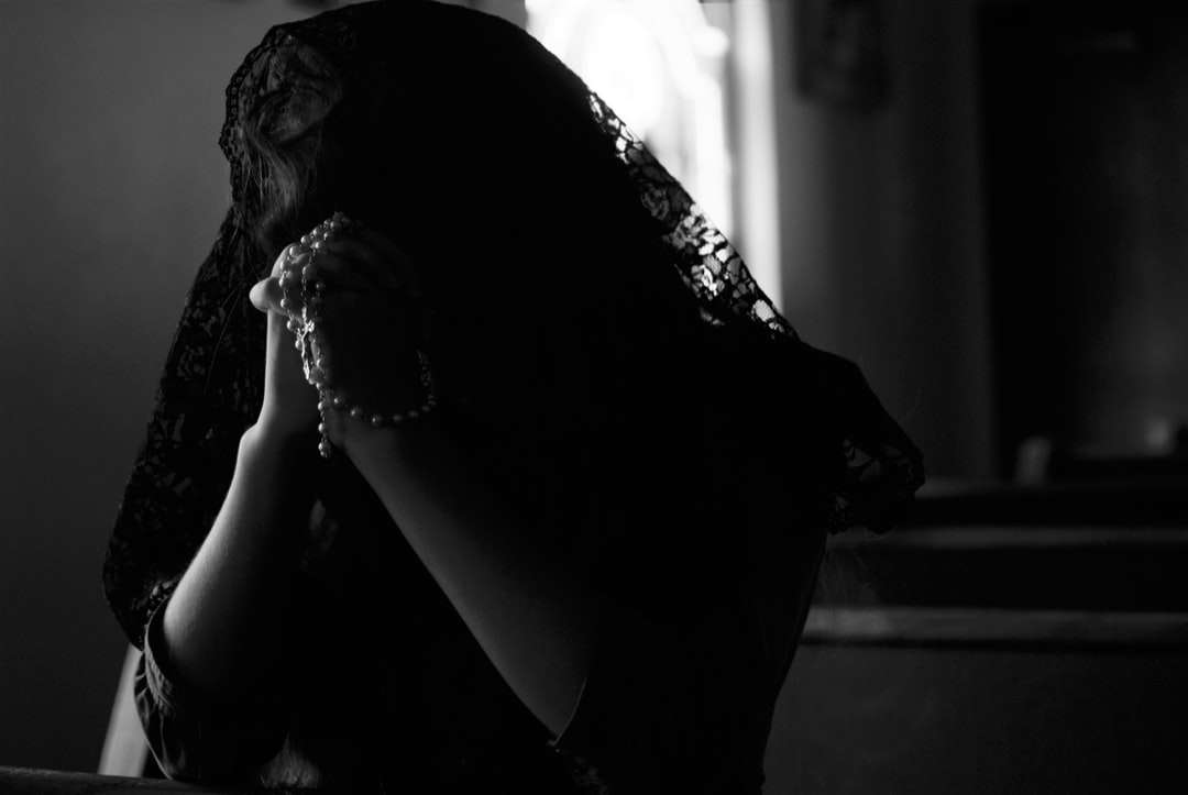 сіра фотографія жінки, яка молиться онлайн пазл