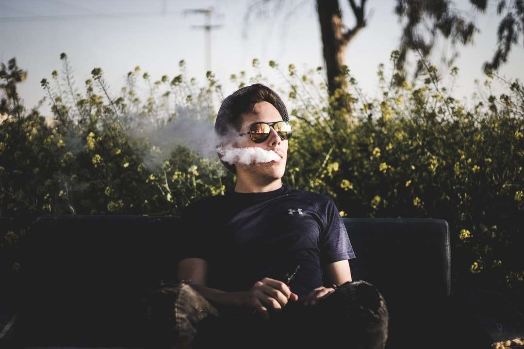 чоловік сидить на лавці і курить пазл онлайн