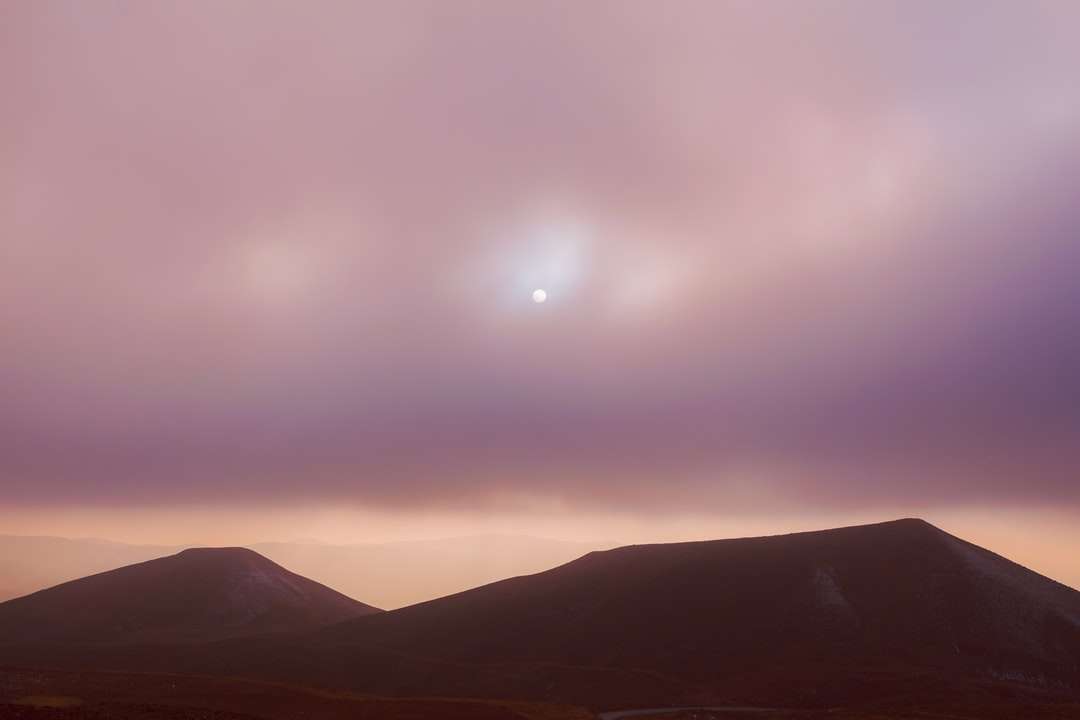 Schattenbild der Berge während des Sonnenuntergangs Online-Puzzle
