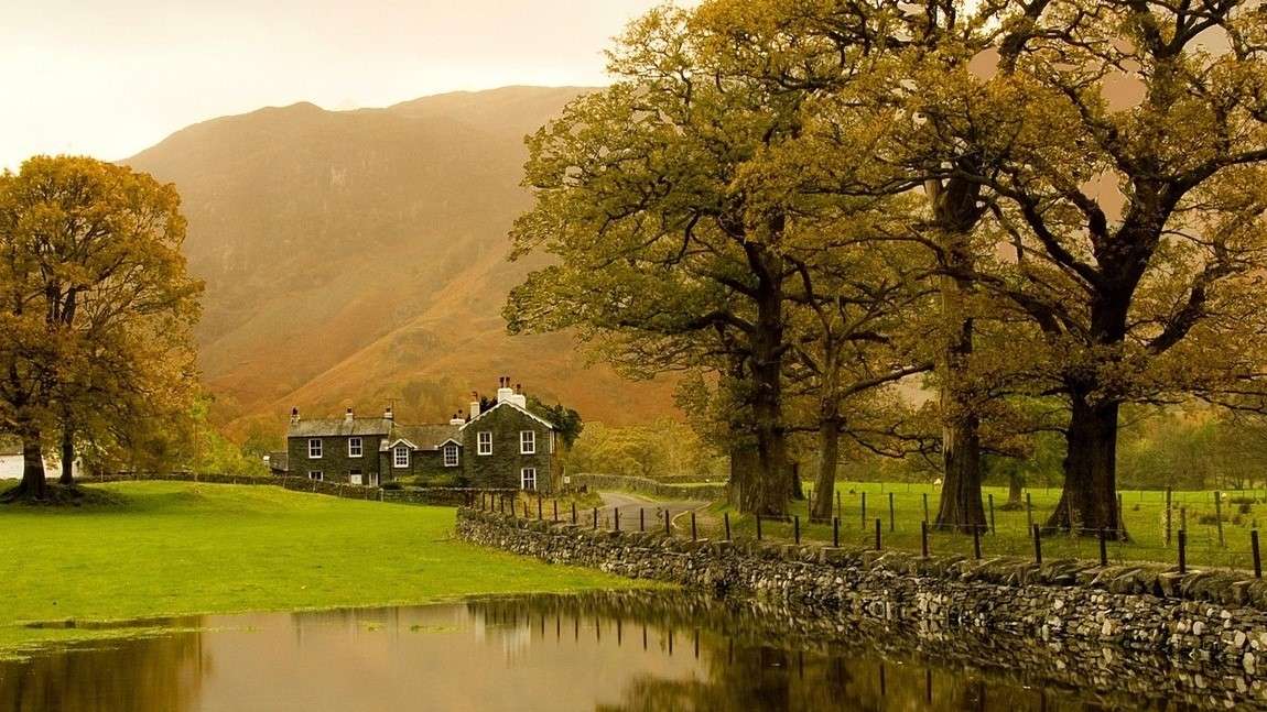 Maison et lac dans la vallée en automne puzzle en ligne