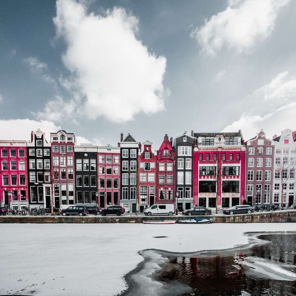 rózsaszín, fehér, fekete és lila épületek online puzzle