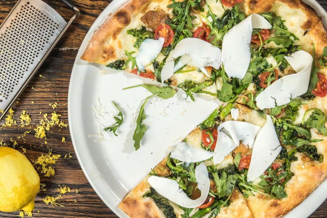 několik plátků zeleninové pizzy na kulatém bílém talíři skládačky online