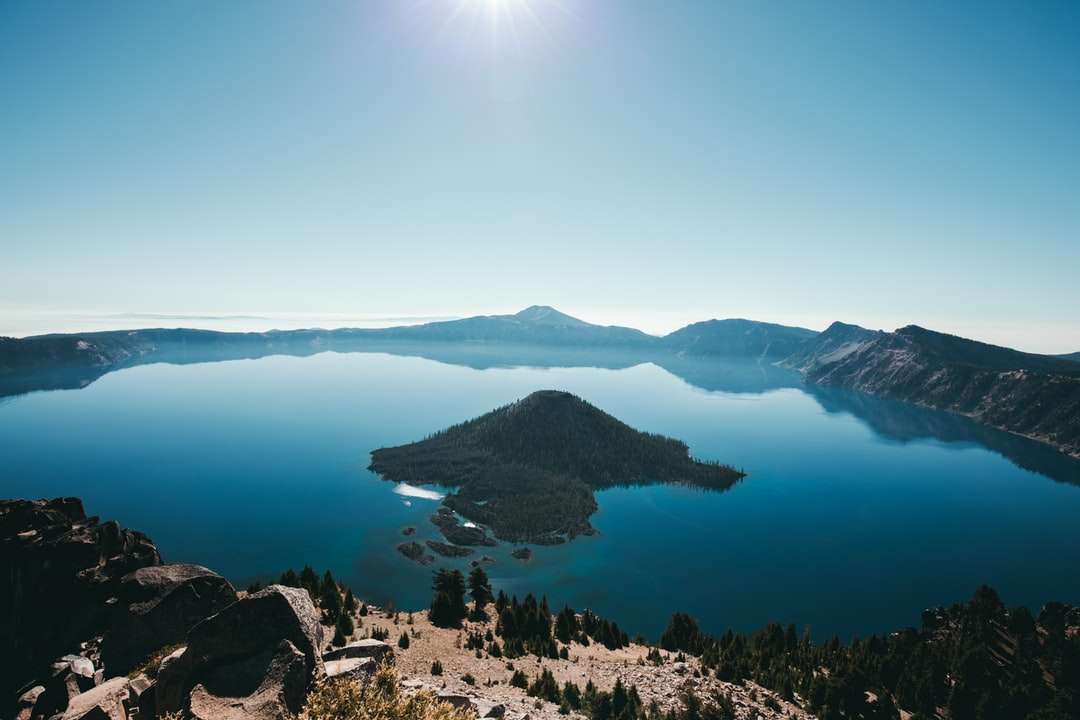 flygfoto av en sjö med en ö pussel på nätet