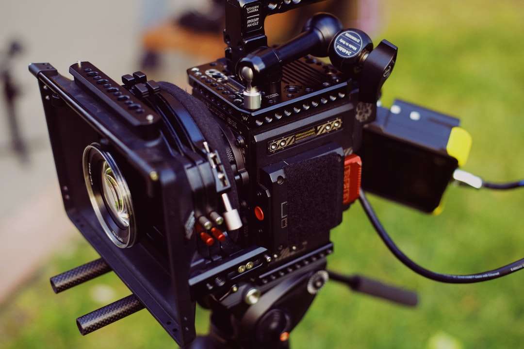 μαύρη βιντεοκάμερα σε μαύρο τρίποδο online παζλ