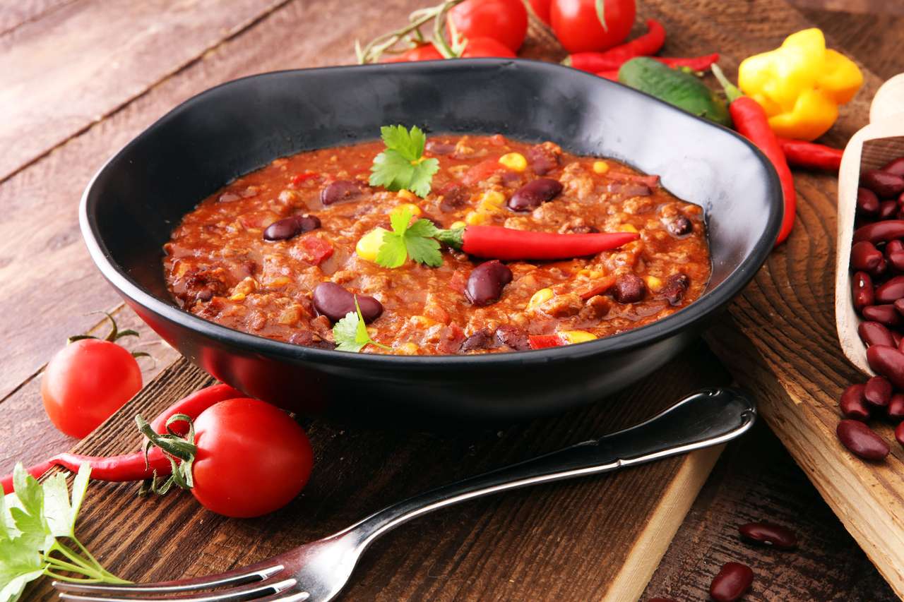 Hot chili con carne - mexikansk mat som är välsmakande och kryddig. pussel på nätet