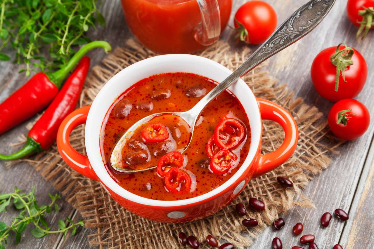 Soppa med röda bönor och chilipeppar. Mexikanska köket Pussel online