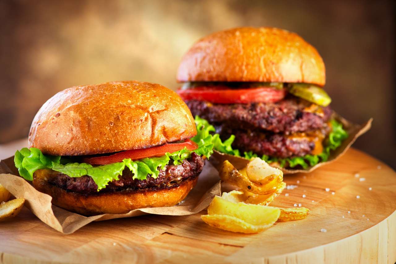 Hamburger a dvojitý cheeseburger s hranolky skládačky online
