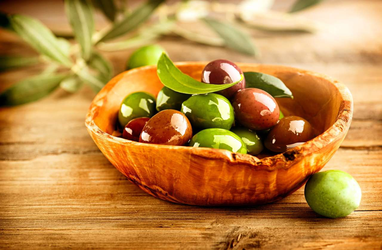 Olive e olio d'oliva sul tavolo di legno puzzle online
