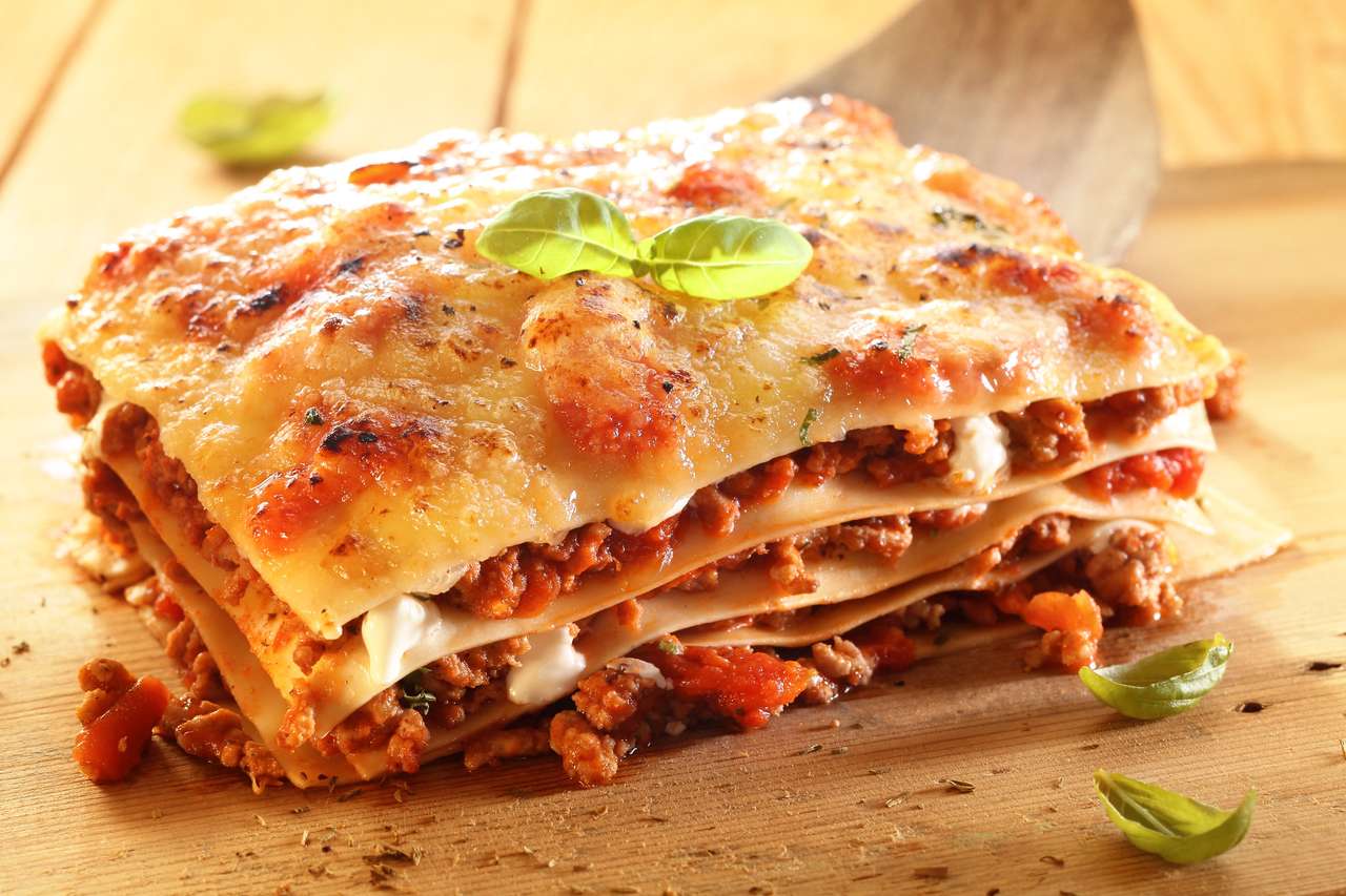 Golden lasagne with meat, tomatoes and cheese online puzzle