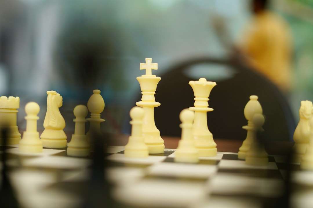チェス盤の白いチェスの駒 ジグソーパズルオンライン