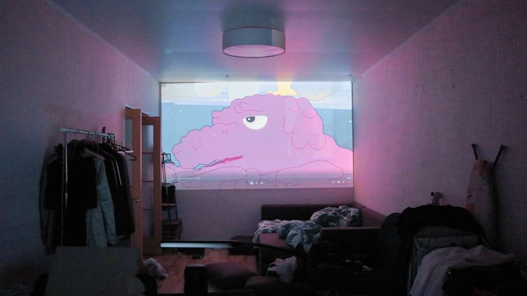 zwarte flatscreen-tv ingeschakeld in de buurt van witte muur legpuzzel online