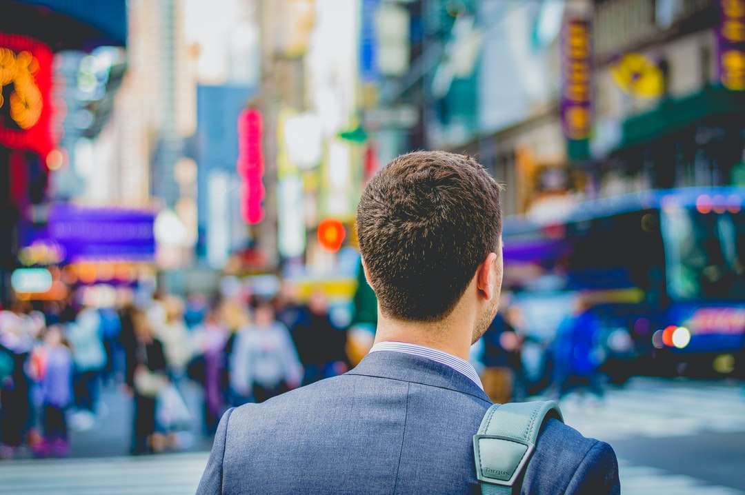 ondiepe focusfotografie van man in de rug van een pakjas legpuzzel online