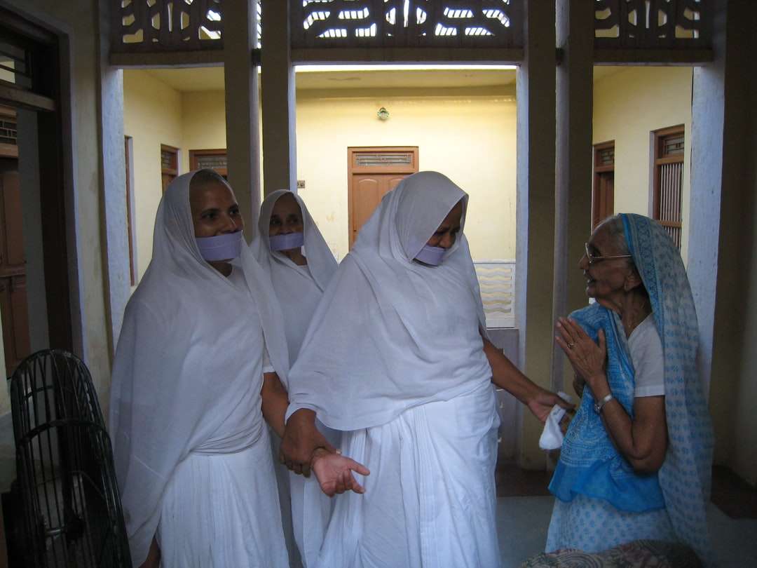 mujer con hiyab blanco parada al lado de un hombre con camisa de vestir azul rompecabezas en línea