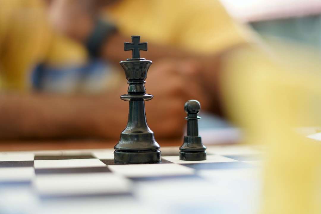 peça de xadrez preta no tabuleiro de xadrez quebra-cabeças online