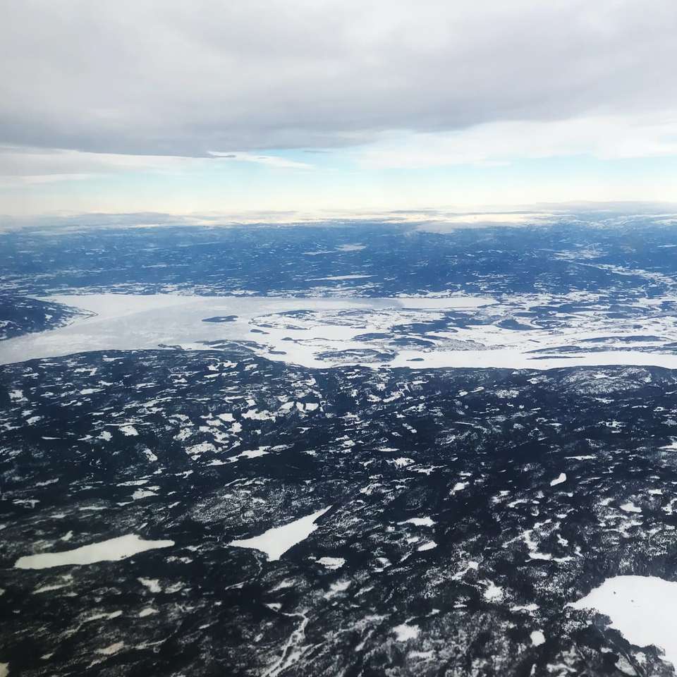 vista aérea de las montañas cubiertas de nieve durante el día rompecabezas en línea