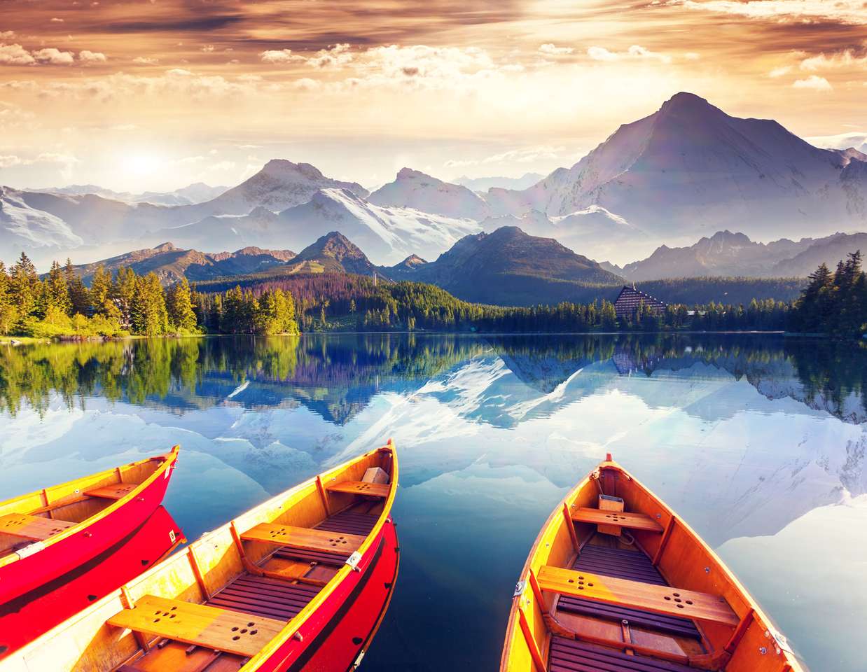 Фантастичен слънчев ден е в планинското езеро онлайн пъзел