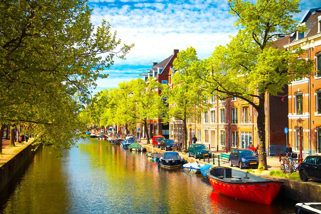 Vecchi edifici tradizionali ad Amsterdam, Paesi Bassi puzzle online