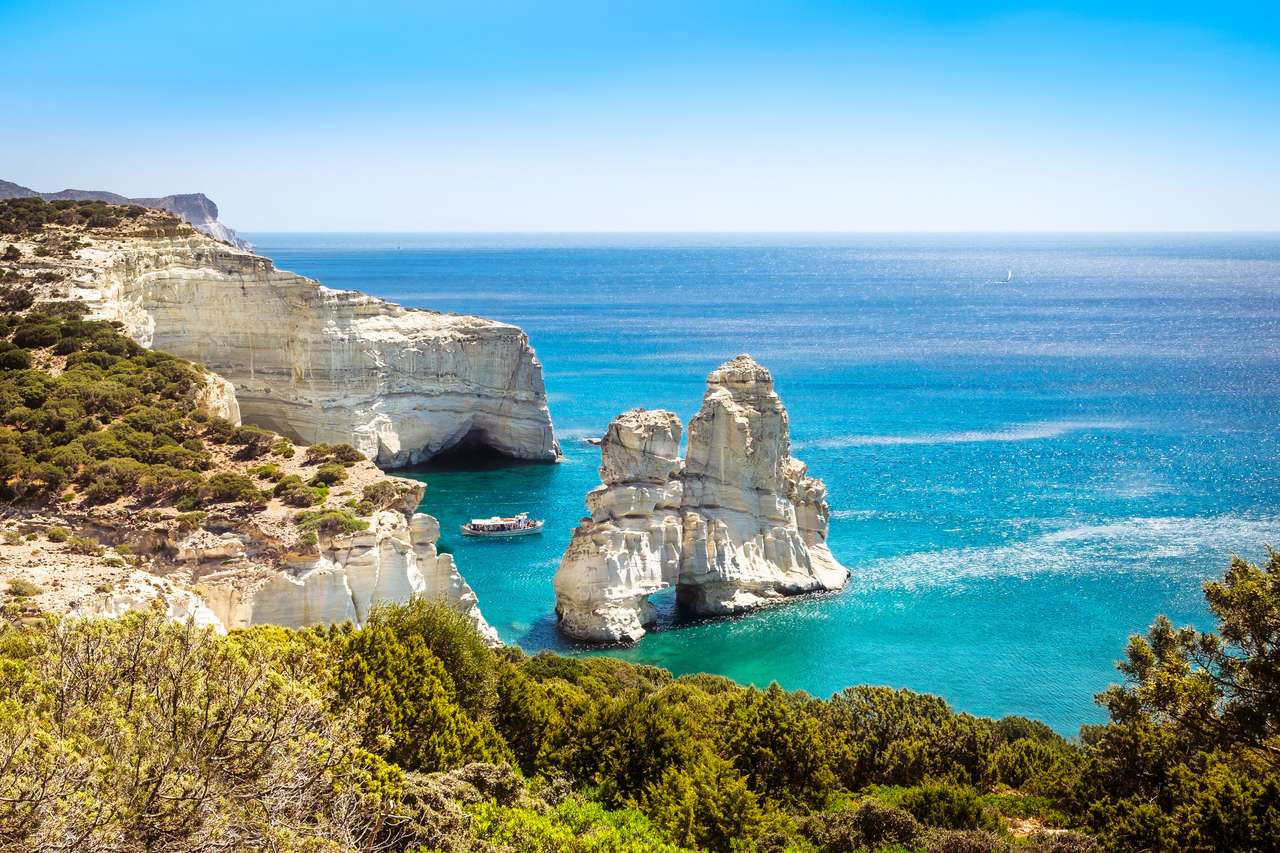 Litoral rochoso de Kleftiko na ilha de Milos, Grécia quebra-cabeças online
