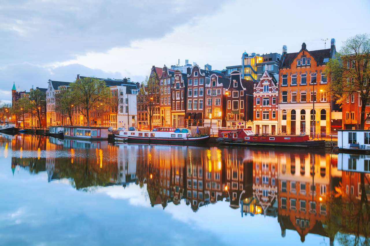 Άποψη νύχτας της πόλης του Άμστερνταμ, Ολλανδία με τον ποταμό Amstel παζλ online