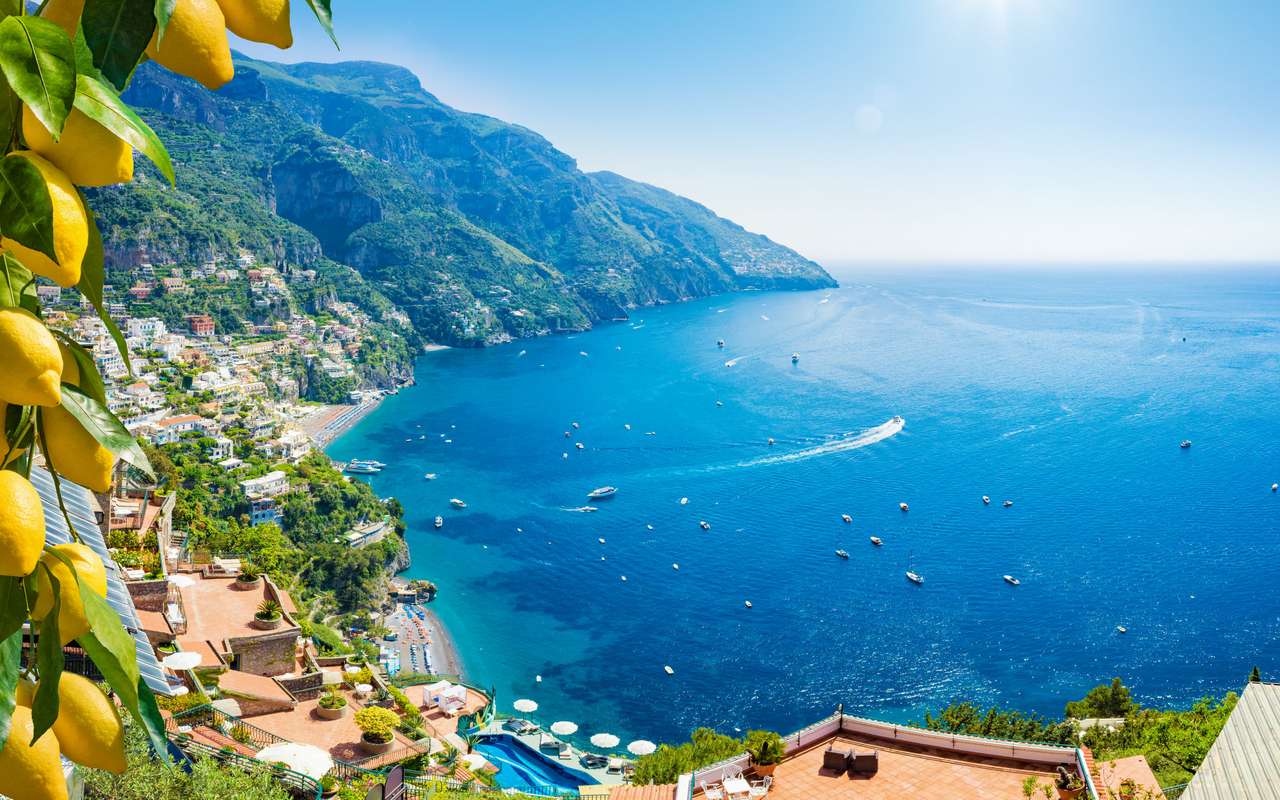 Vackert Positano med klart blått hav Pussel online