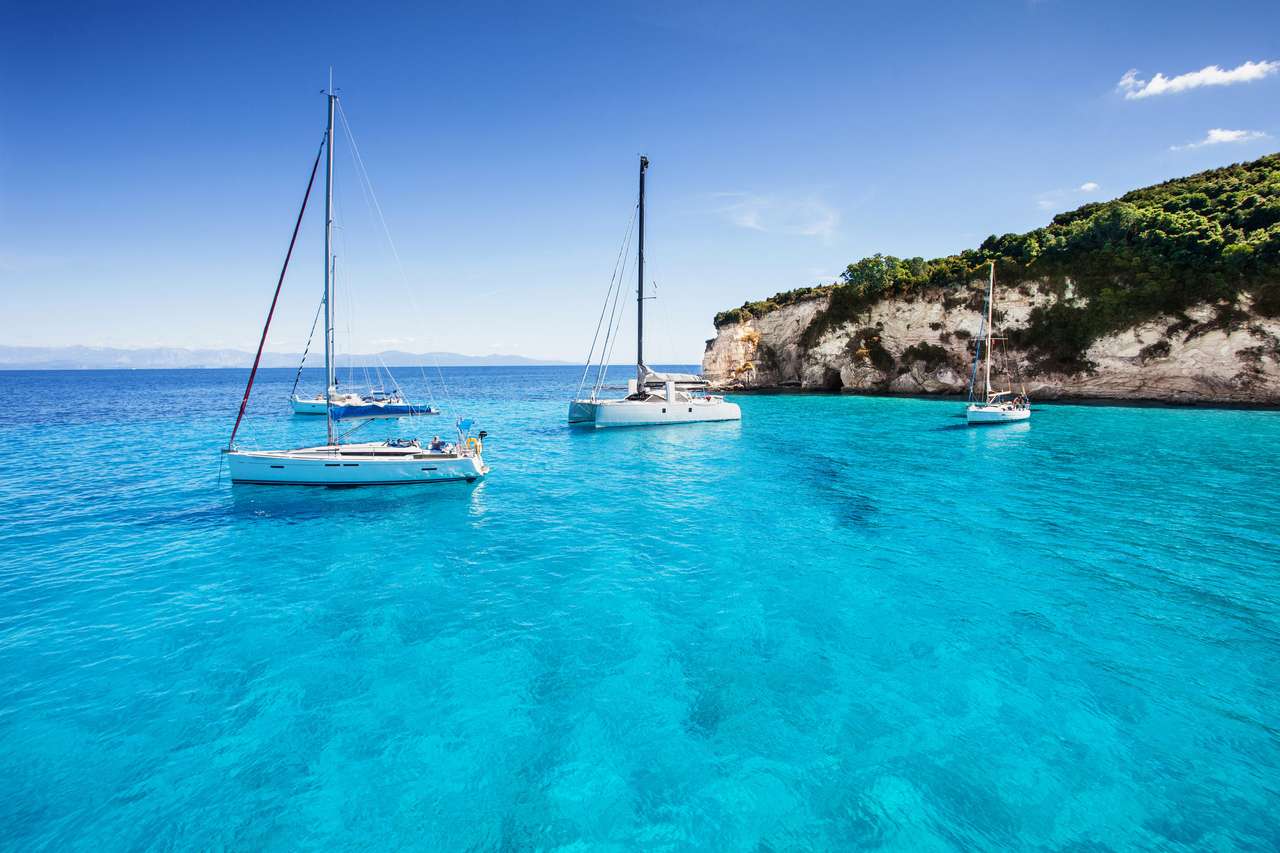 Segelbåtar i en vacker vik, ön Paxos, Grekland Pussel online