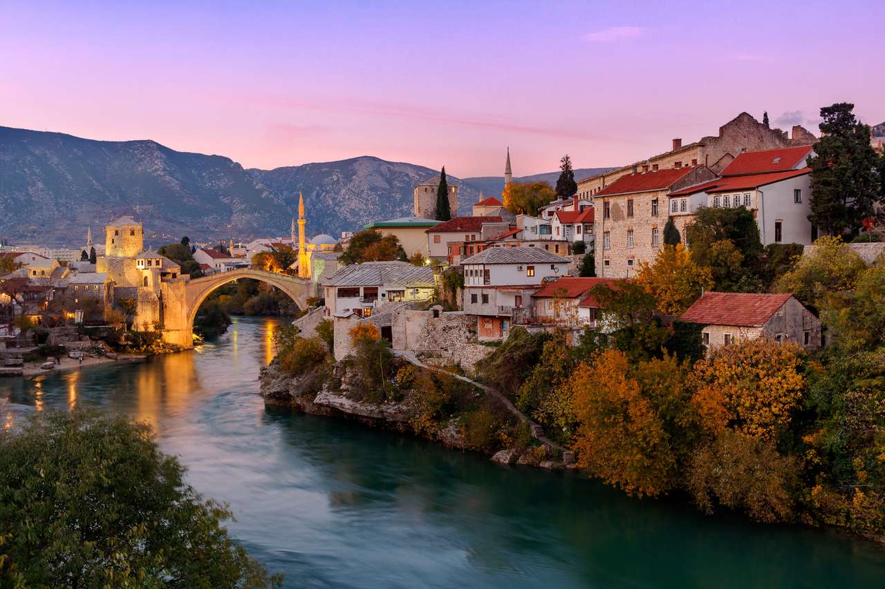 Linha do horizonte de Mostar com a Ponte de Mostar puzzle online