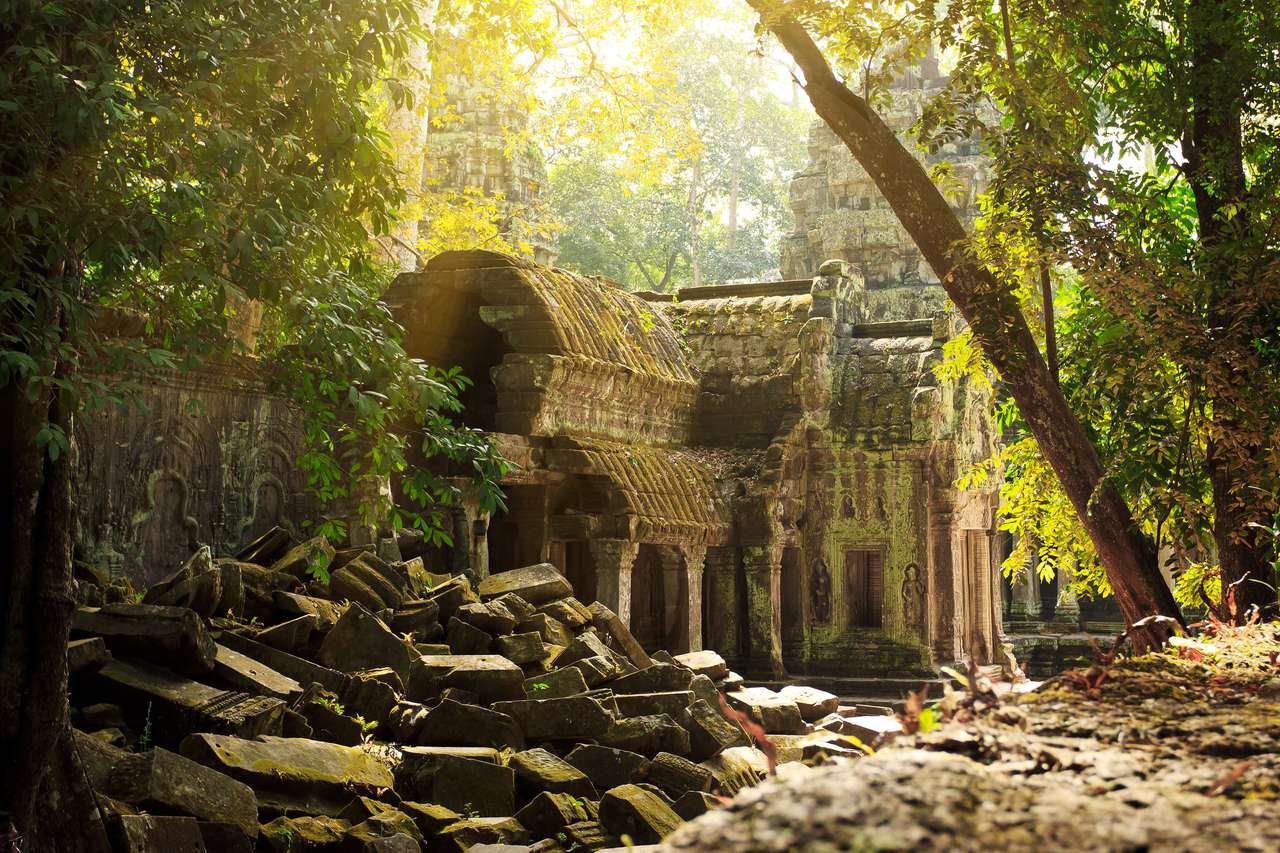Erstaunliche Aussicht auf die Tempelruinen von Ta Prohm in Angkor, Siem Reap Puzzlespiel online