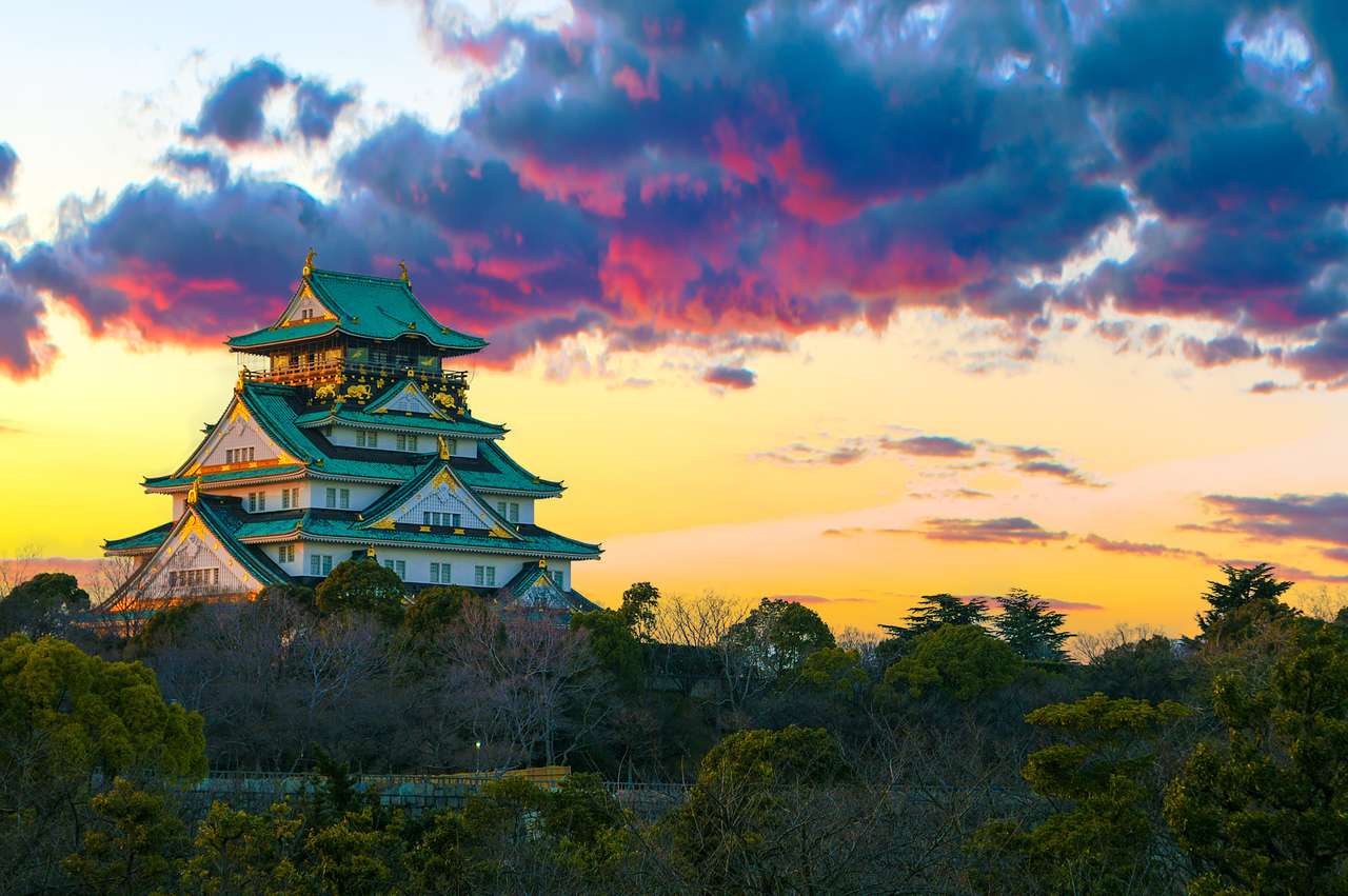 Prachtig zonsondergangbeeld van het kasteel van Osaka in Osaka, Japan legpuzzel online