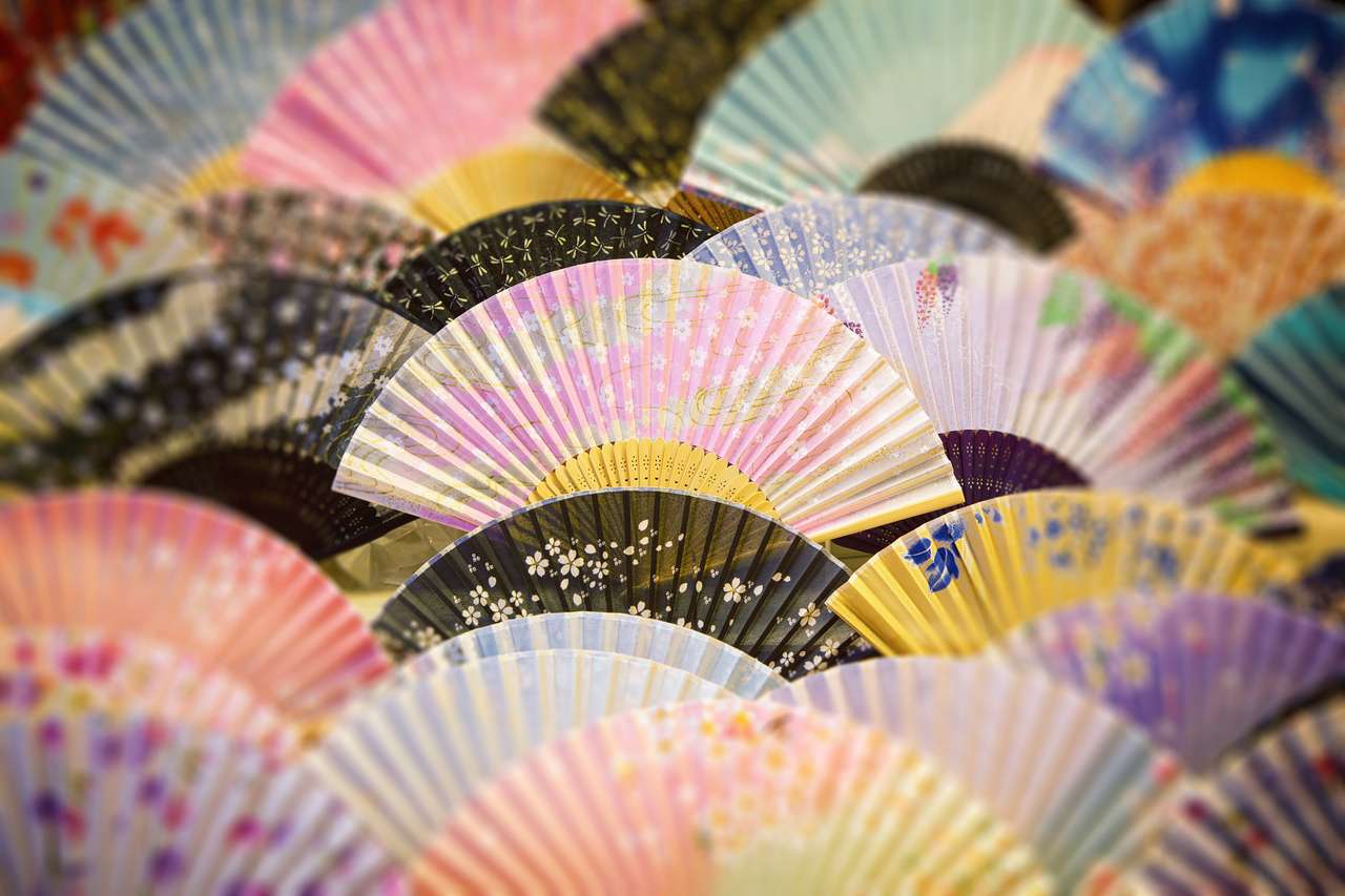 Generiska souvenirfläktar med traditionell dekoration, Japan. Pussel online