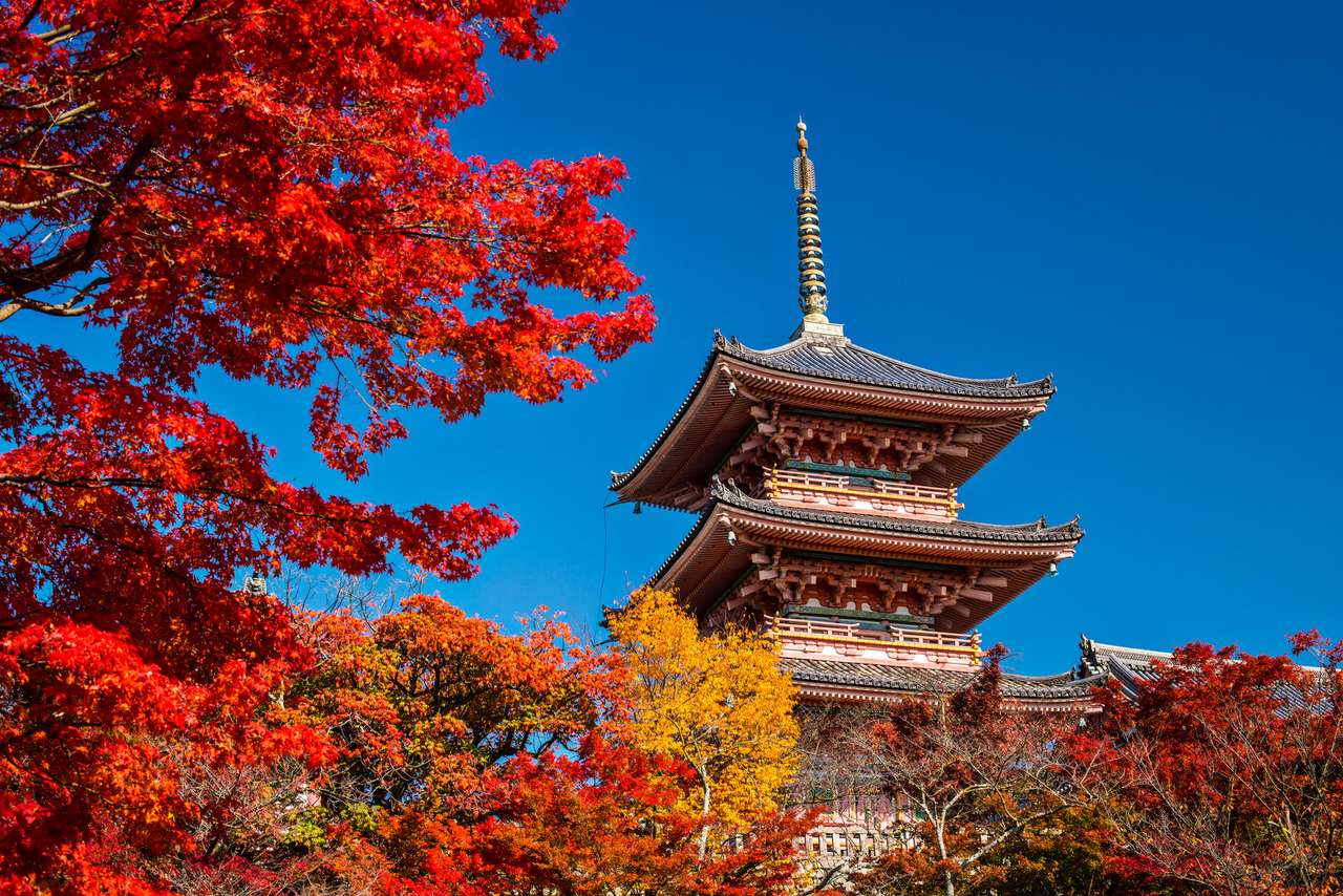 Kiyomizu templom Kiotóban, Japánban. online puzzle