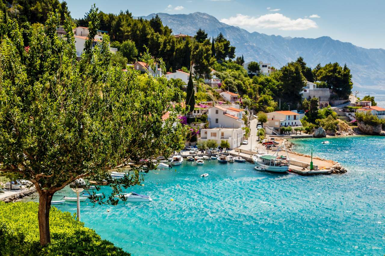 Prachtige Adriatische baai en het dorp in de buurt van Split, Kroatië online puzzel