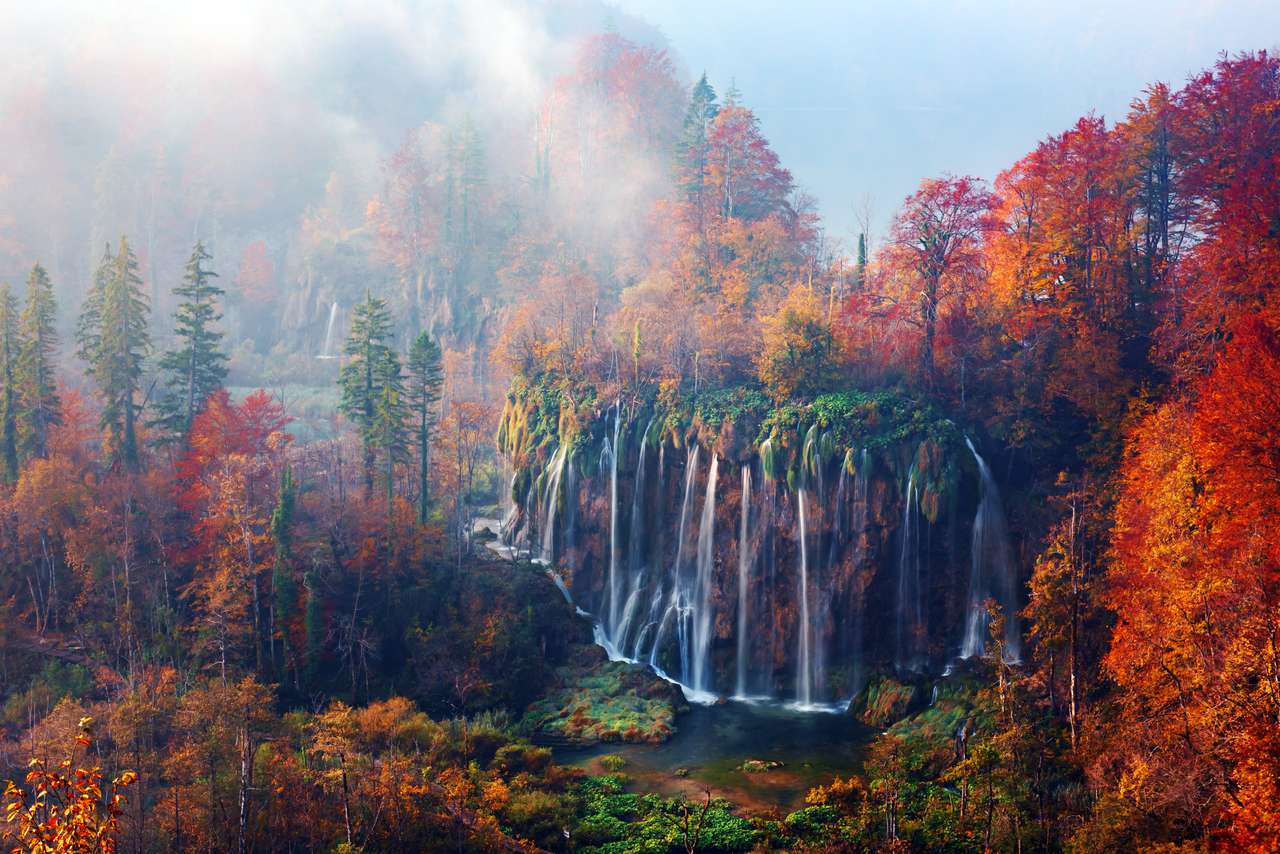 Nebeliger Wasserfall in den Plitvicer Seen Online-Puzzle
