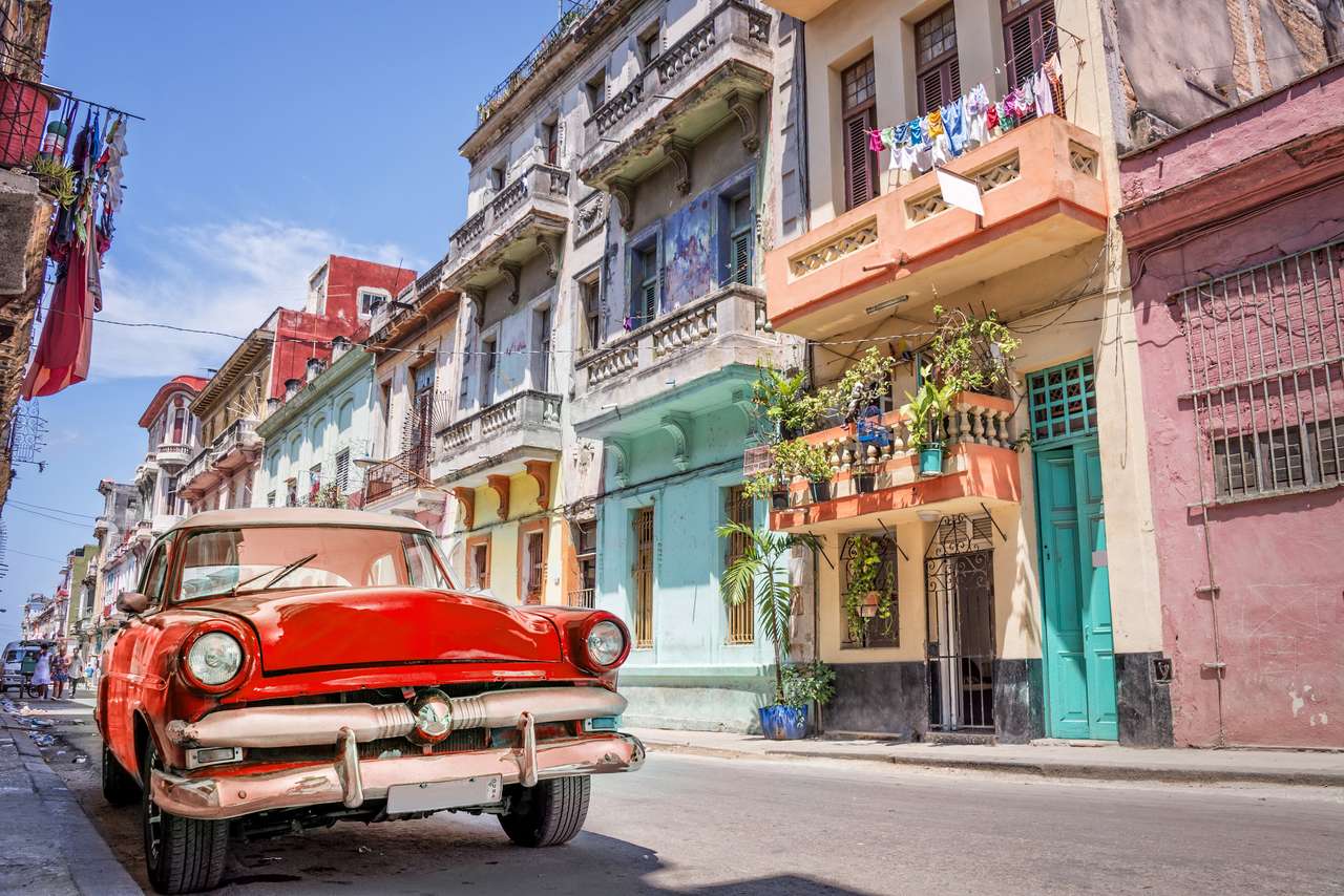 Coche clásico americano rojo en una calle de La Habana. rompecabezas en línea
