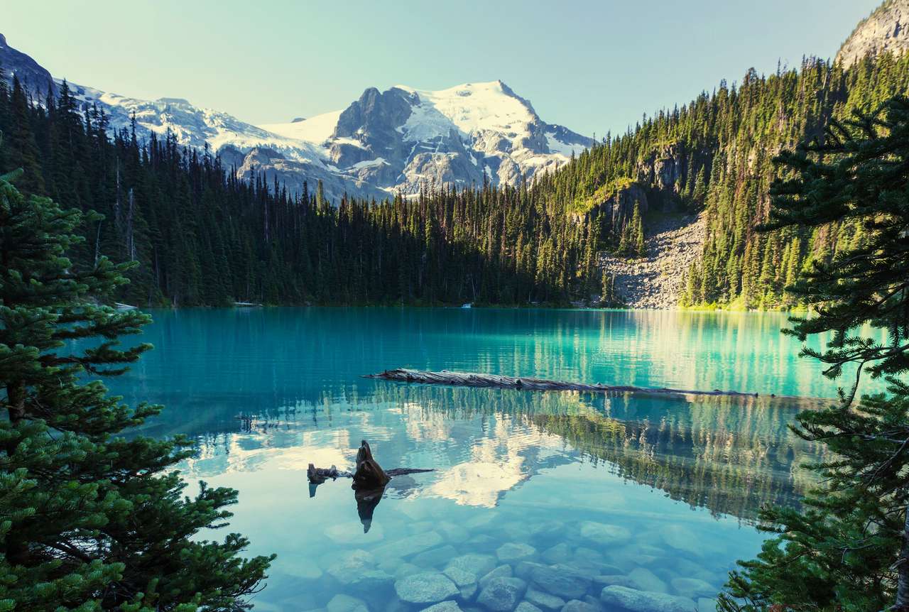 Красивое озеро Жоффр в Канаде онлайн-пазл