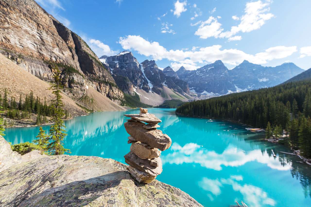 Lindo lago Moraine no Parque Nacional de Banff, Canadá quebra-cabeças online