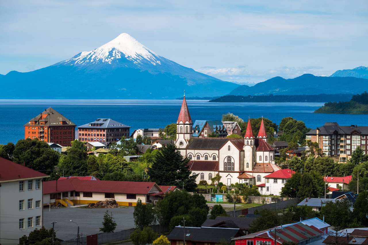 Cidade de Puerto Varas com vulcão Osorno quebra-cabeças online