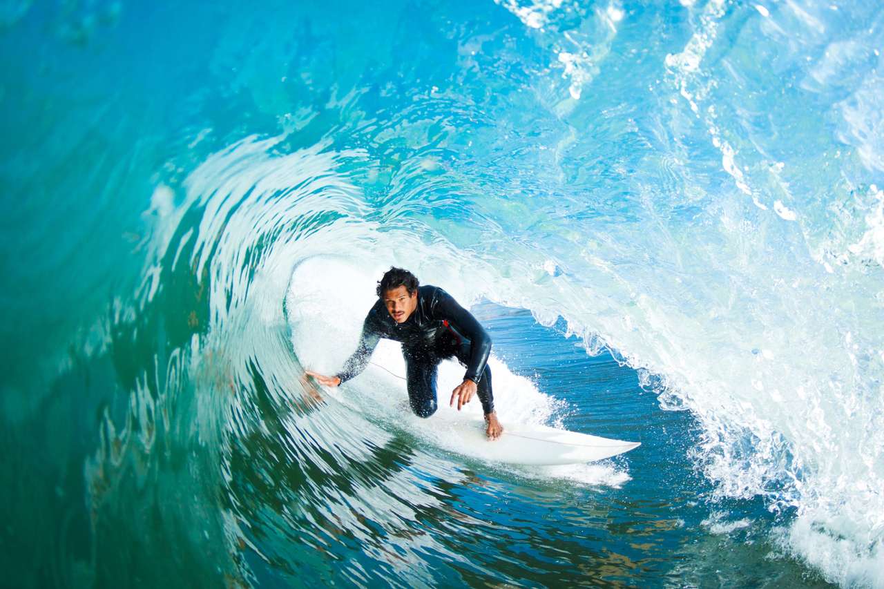 Surfer sur la vague de l'océan bleu puzzle en ligne