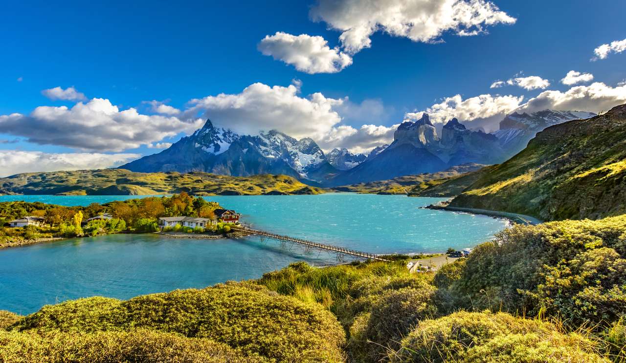 Torres del Paine nad jezerem Pehoe, Patagonie, Chile skládačky online