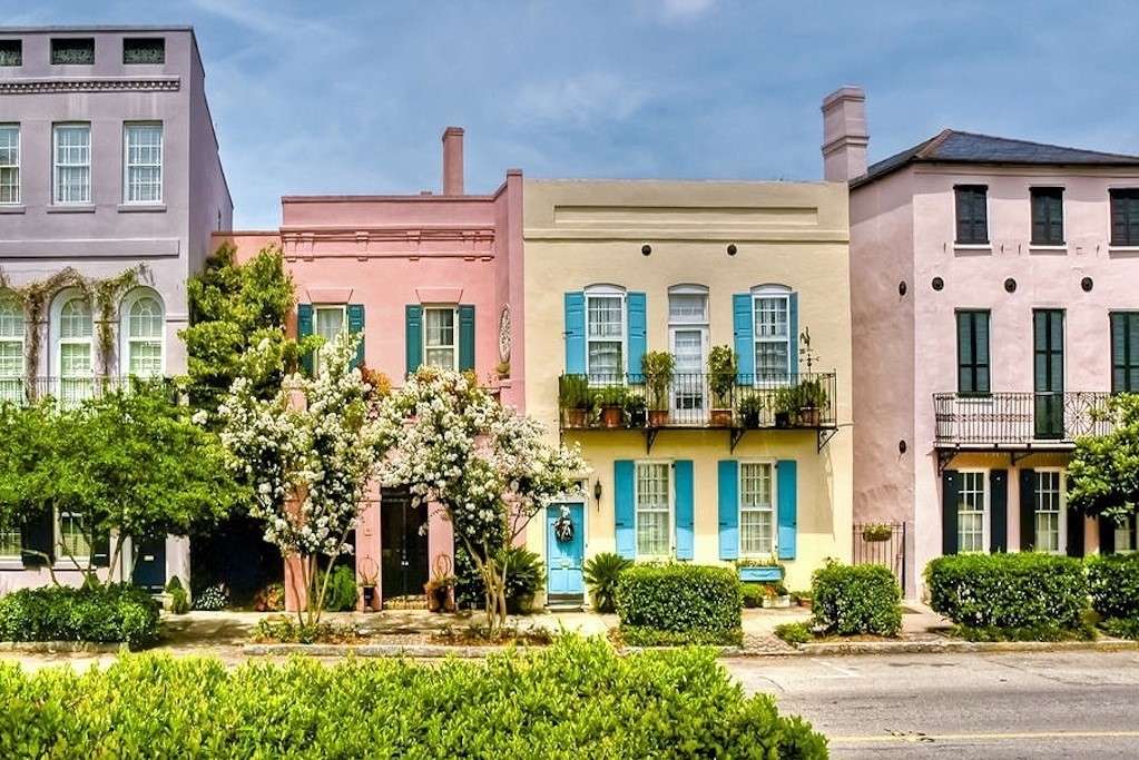 Maisons colorées dans la rue puzzle en ligne
