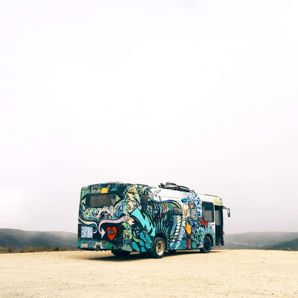 паркиран синьо-бял автобус онлайн пъзел