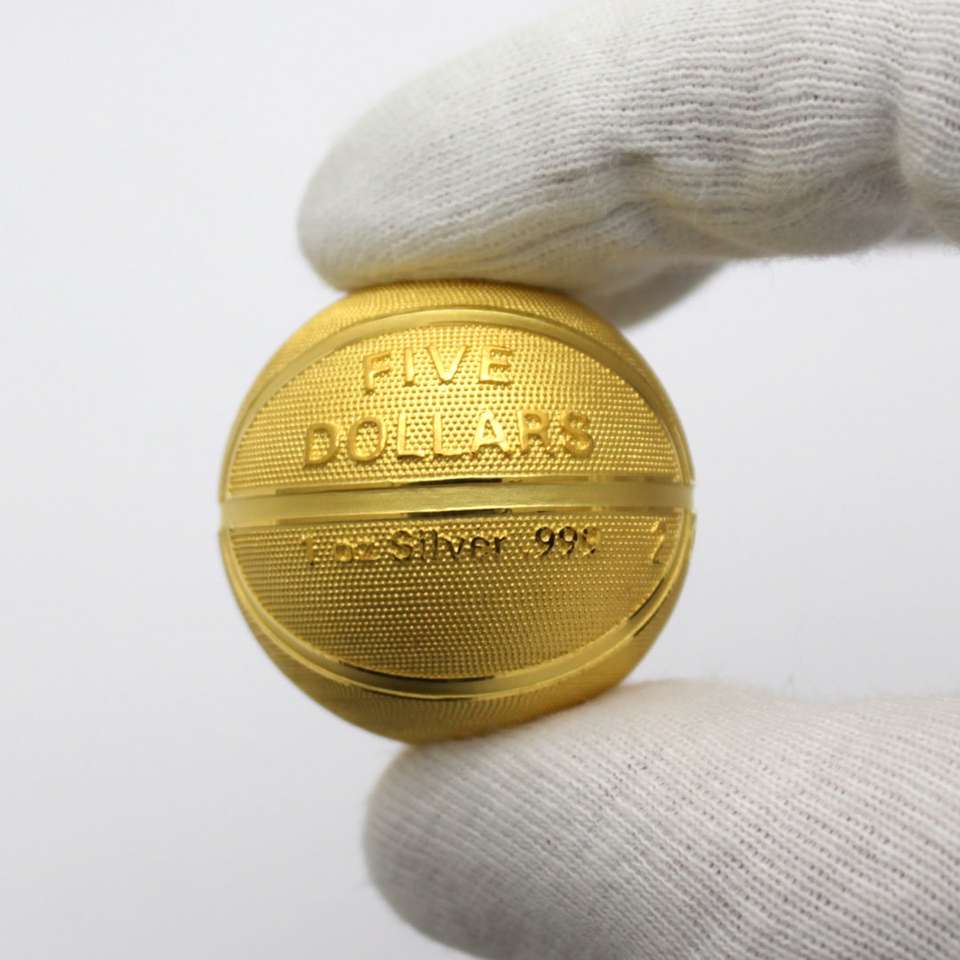 gouden ronde munt op wit textiel online puzzel