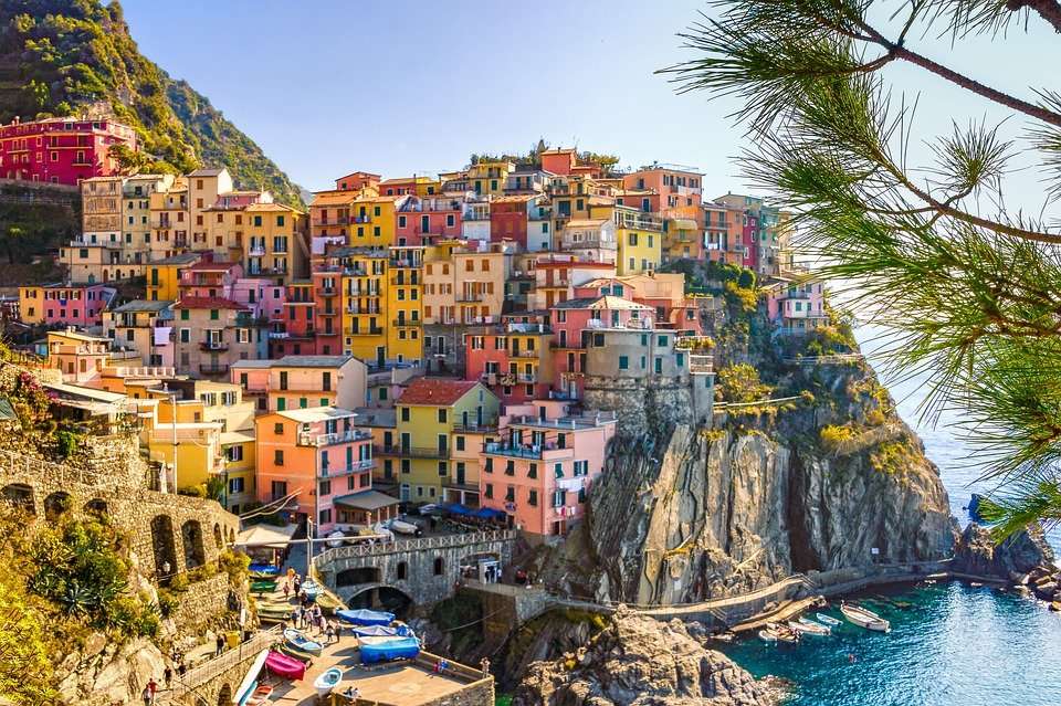 Туристический городок на скалах - Италия пазл онлайн