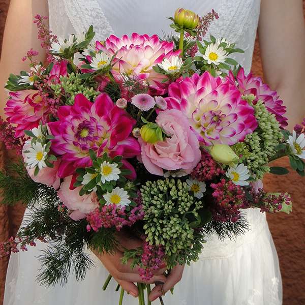 Bouquet with pink dahlias jigsaw puzzle online