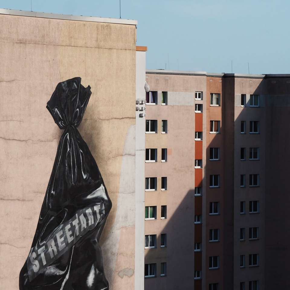 complesso di appartamenti attaccato ai rifiuti neri puzzle online