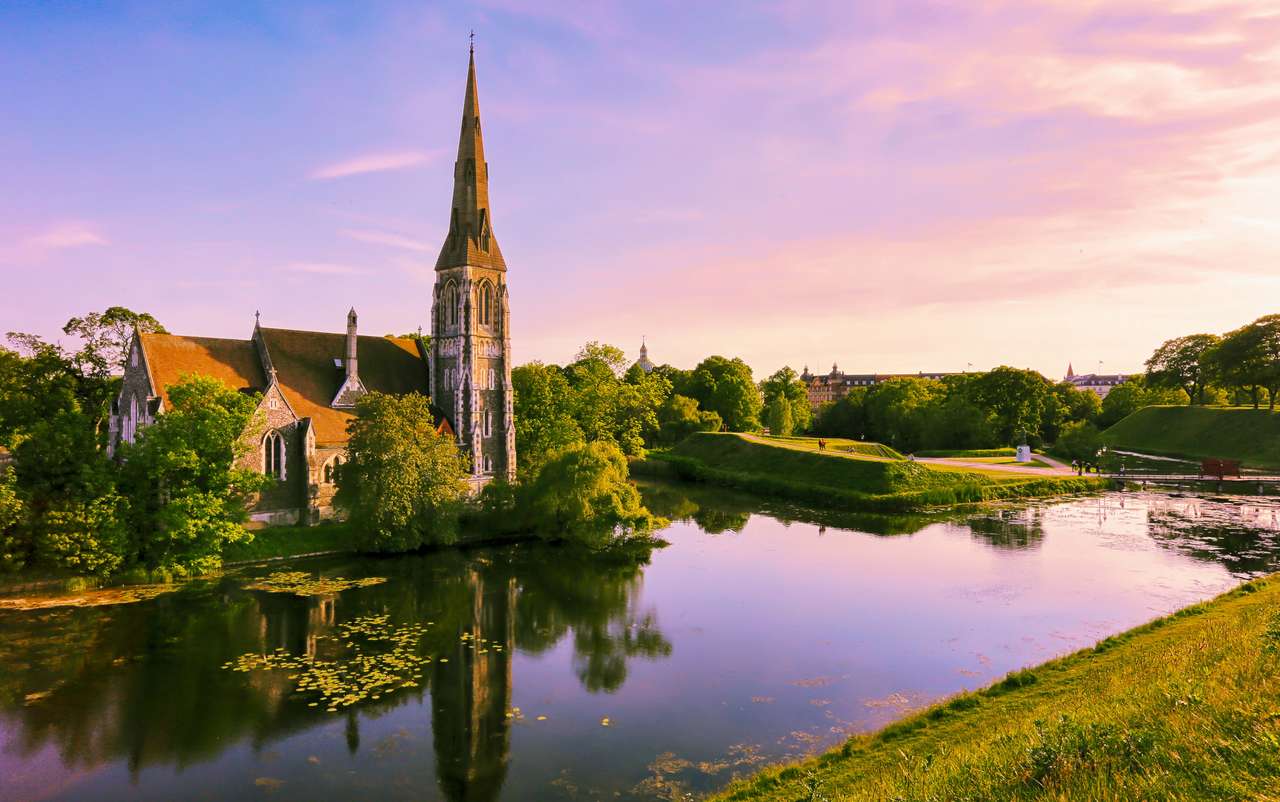 St.Albans kerk gelegen in het Churchill park, Kopenhagen legpuzzel online