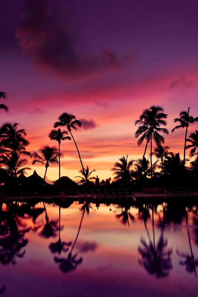 Blå rosa och röd solnedgång över havsstranden pussel på nätet