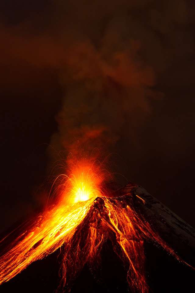 Sopka Tungurahua explodující v noci skládačky online